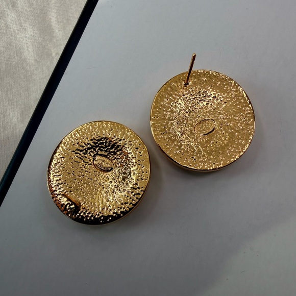 🖤Vintage Chanel Gold CC Logo Earrings✨ - Picture 8 of 10